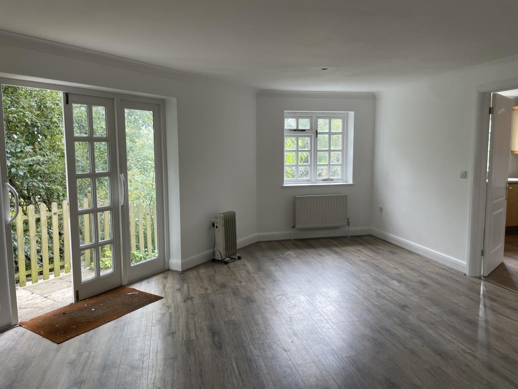 Lot: 127 - EXCELLENT VALUE! DETACHED BUNGALOW IN POPULAR VILLAGE - Living room in detached bungalow